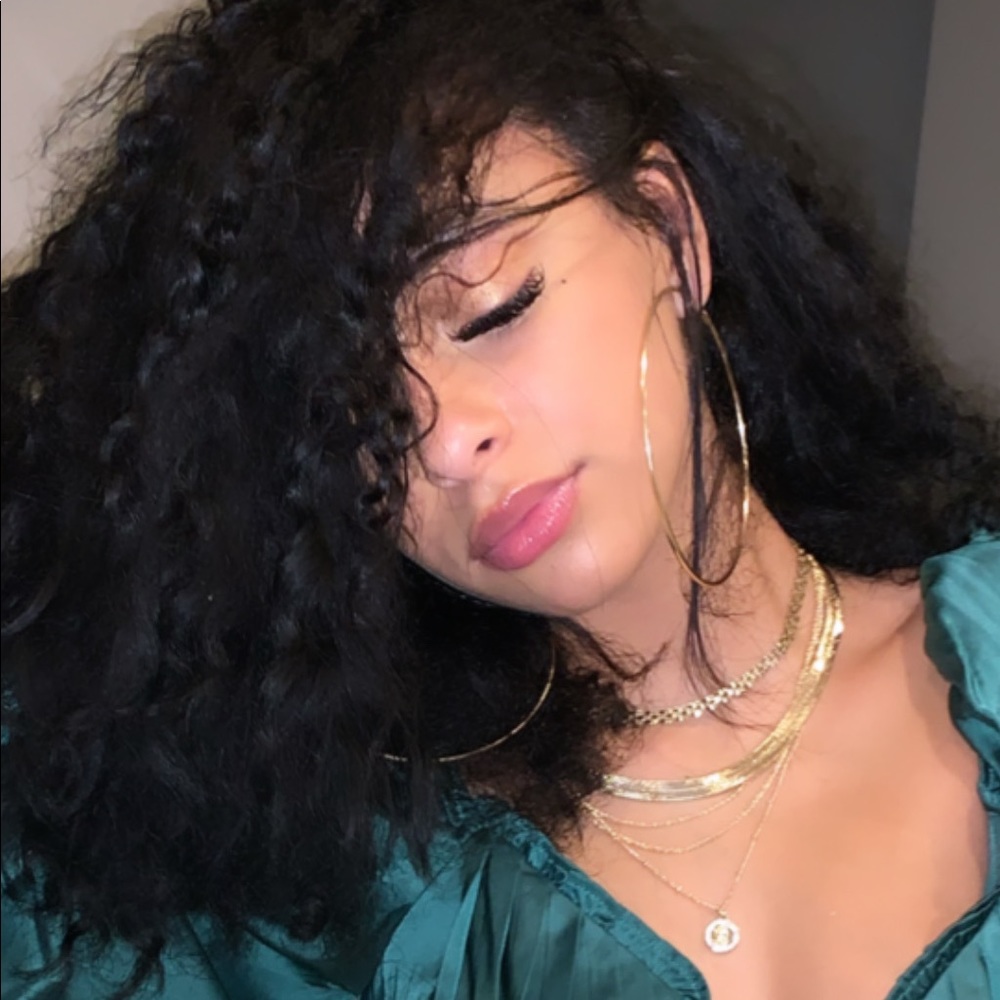 Meet your Posher, Cerise